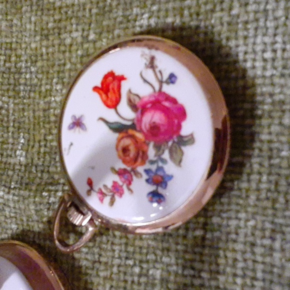 1986 Small Clock - Celebrating 100 Years AVON. - Picture 6 of 9